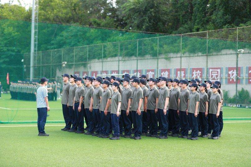 在野外住帐篷背后真相竟如此有趣！AG真人登录哈工大新生回应军训(图2)